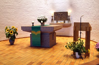 Blick auf Altar und Kanzel der Christuskirche in Geesthacht-Düneberg - Copyright: Manfred Maronde